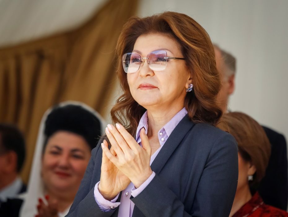 Į politiką sugrįžusi Kazachstano eksprezidento dukra kandidatuos į parlamentą