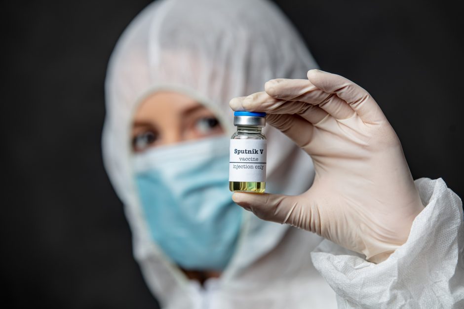 Ministras: Latvija svarstytų rusiškos COVID-19 vakcinos įsigijimą, jei ją patvirtintų EVA