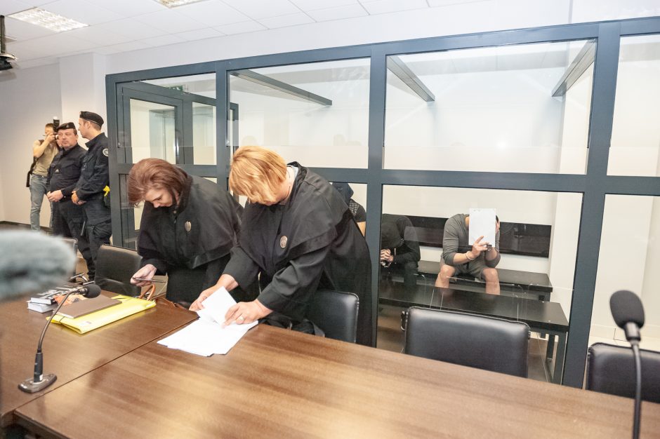 Lietuvą sukrėtusios žmogžudystės byla: teisme tęsiamos kaltinamųjų apklausos
