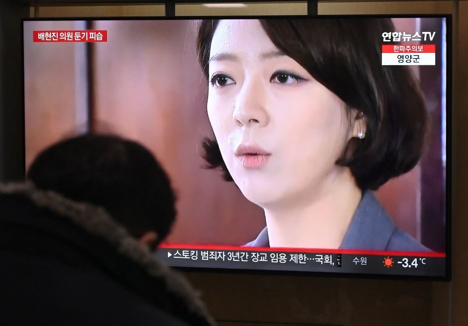 Pietų Korėjoje užpulta valdančiosios partijos parlamentarė: užpuolikas akmeniu smogė į galvą