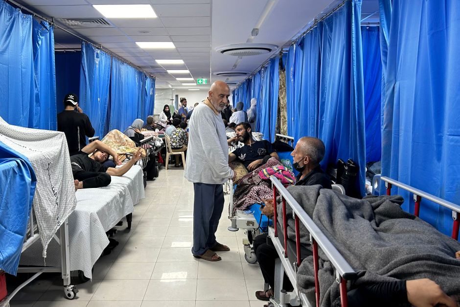 Didžiausia Gazos Ruožo ligoninė atsidūrė karo epicentre: dėl mūšių ten įstrigę tūkstančiai žmonių