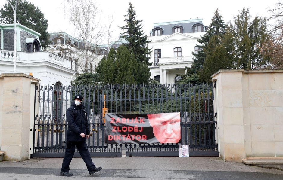 Čekijos policija sužlugdė užsieniečio mėginimą susideginti priešais Rusijos ambasadą