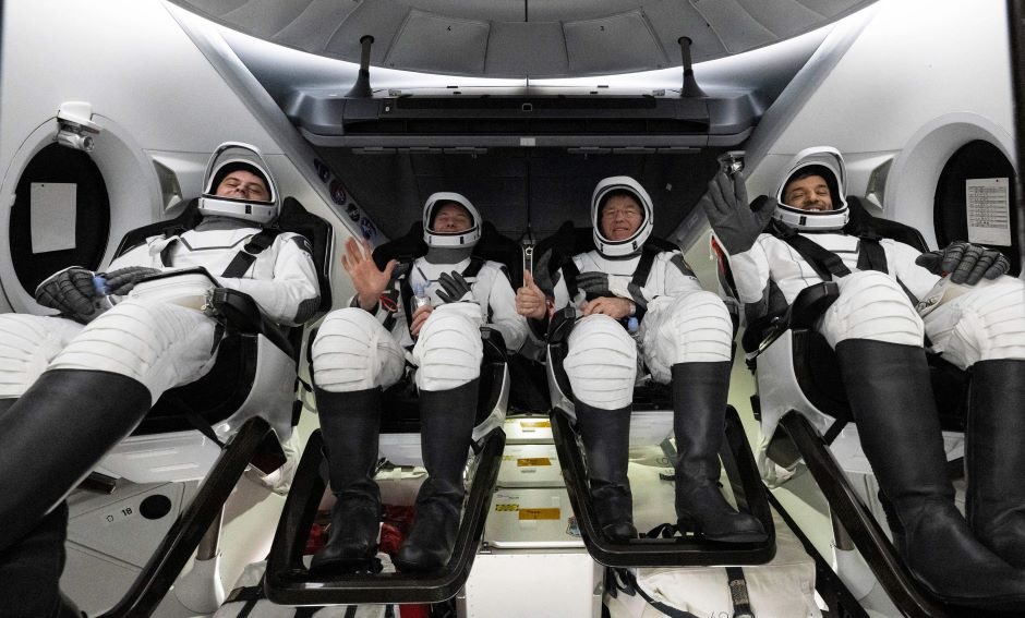 Po šešių mėnesių kosmose į Žemę sugrįžo keturi astronautai