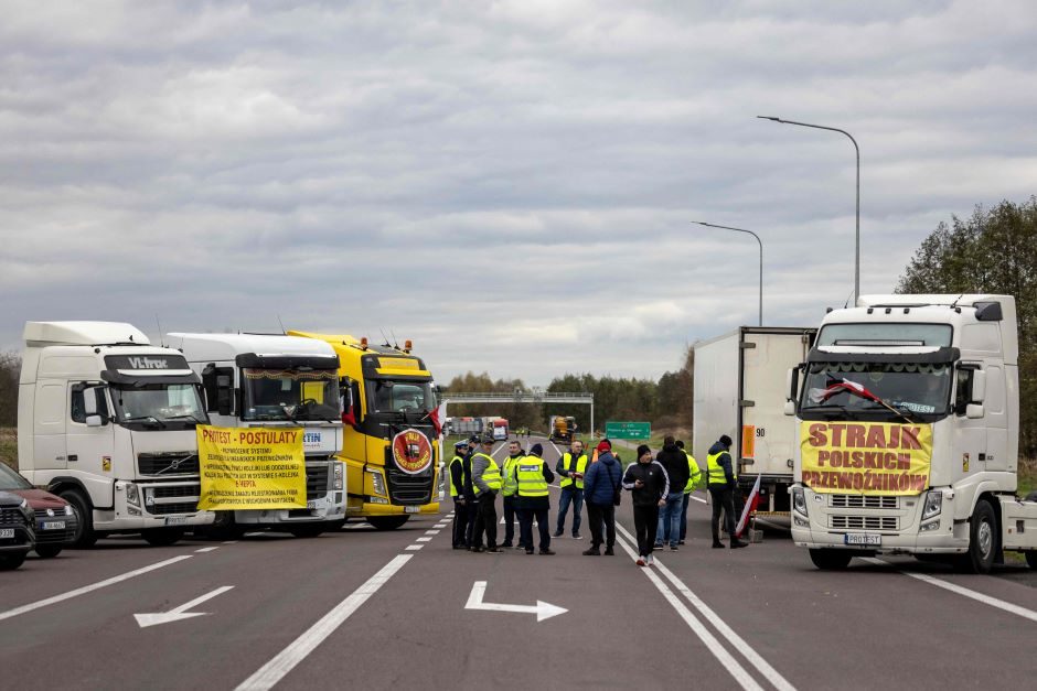 Protestas prieš nesąžiningą konkurenciją: Lenkijos sunkvežimių vairuotojai blokuoja Ukrainos pasienį