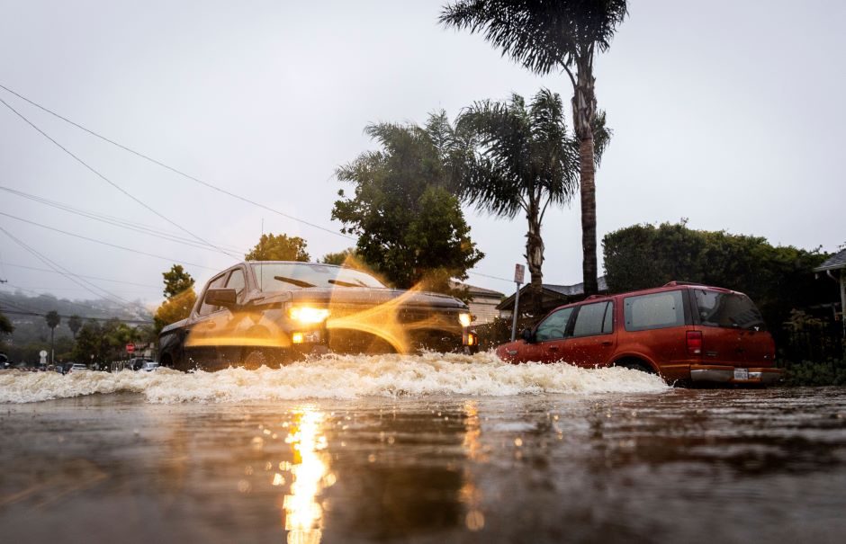 Kalifornijoje – smarkios audros ir liūtys: paskelbtas retas perspėjimas dėl uraganinio vėjo
