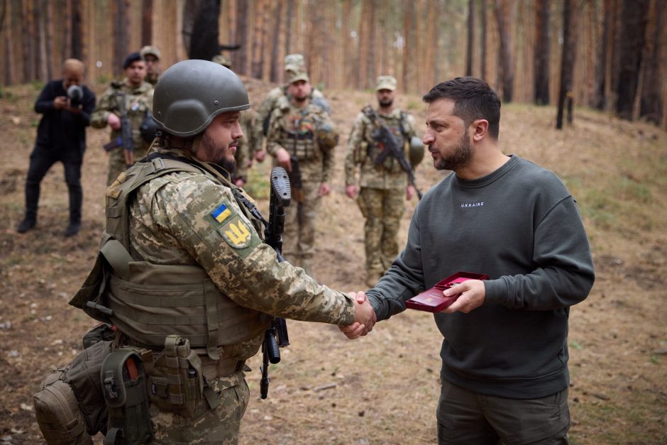 V. Zelenskis aplankė Ukrainos karius rytiniame fronte