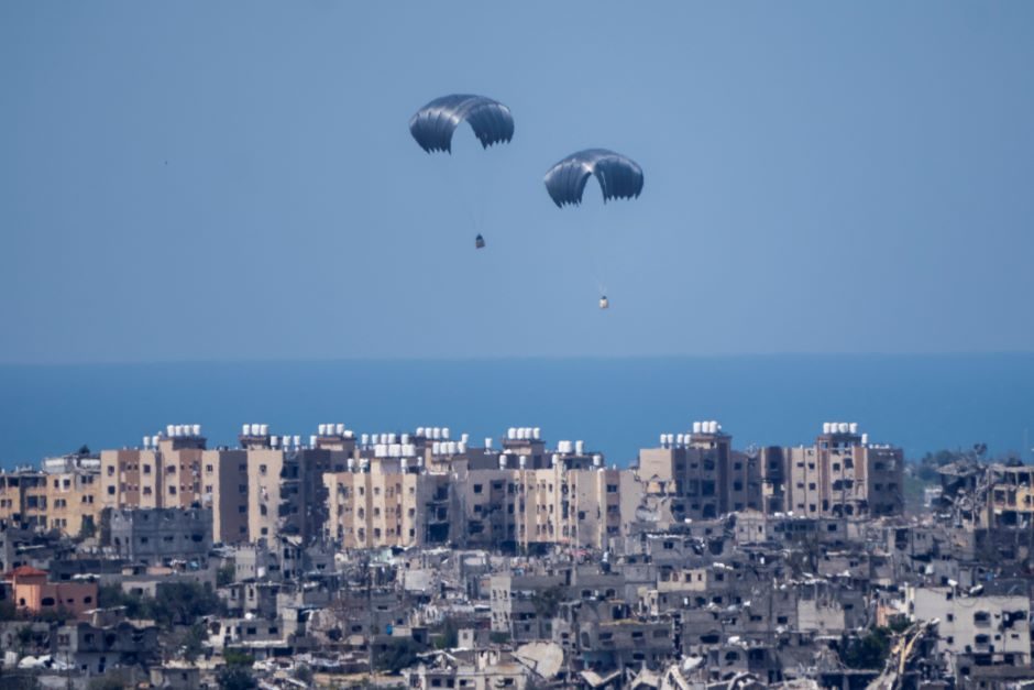 „Hamas“ ragina nebeskraidinti pagalbos į Gazos Ruožą ir atidaryti daugiau sausumos punktų