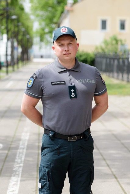 Policijos komisariato viršininkui tinka ne tik pareigūno, bet ir kario uniforma