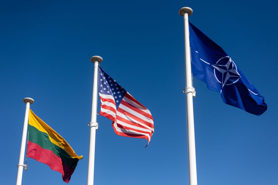 Tyrimas: išaugo lietuvių pasitikėjimas NATO ir ES 