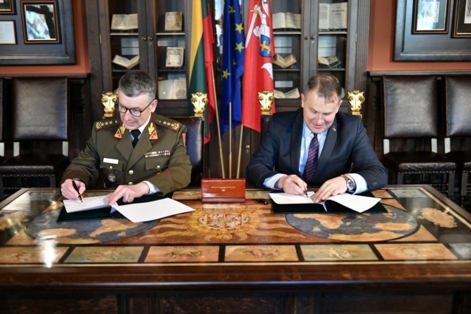 Pasirašyta kariuomenės ir Valdovų rūmų bendradarbiavimo sutartis: skleis bendras vertybes