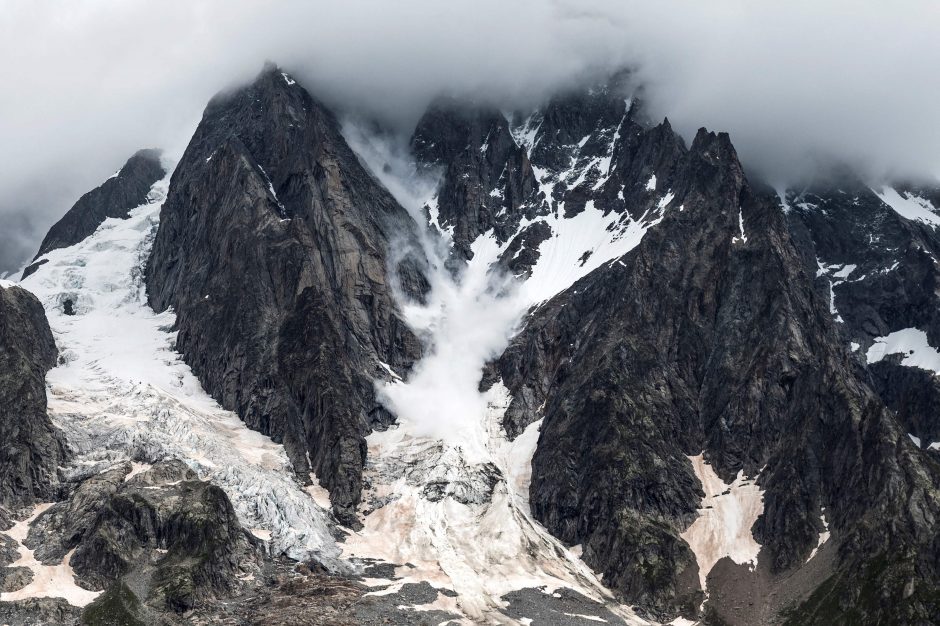 Italijos Alpėse atitrūkęs ledyno gabalas sukėlė laviną: žuvo penki žmonės