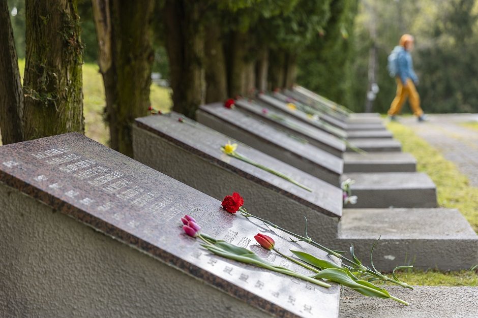 Antakalnio kapinėse apipaišytos dvi sovietų karių antkapinės plokštės