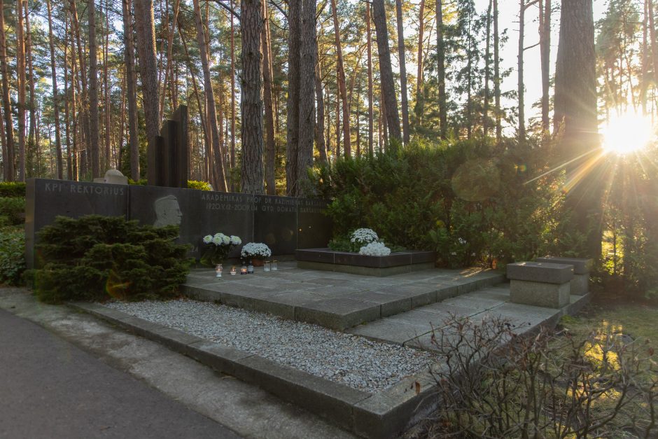 Išėjusiųjų pagerbimo dienos: žmonės neužmiršta ir apleistų kapų