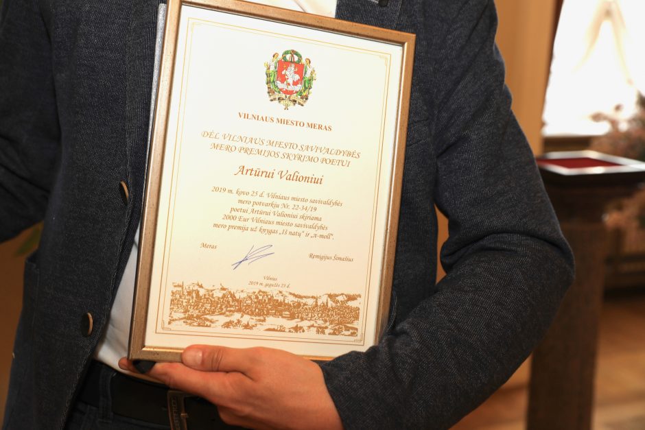 „Poezijos pavasaris“: Vilniaus mero premija įteikta poetui A. Valioniui