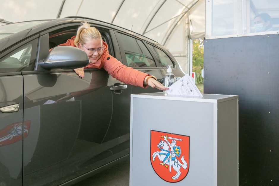Izoliacijoje esantys rinkėjai patenkinti galimybe balsuoti automobilyje