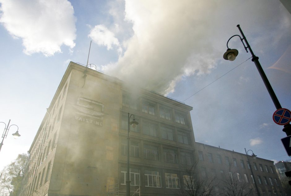 Vilniuje degė pastatas šalia Sveikatos ministerijos: evakuoti apie 100 žmonių