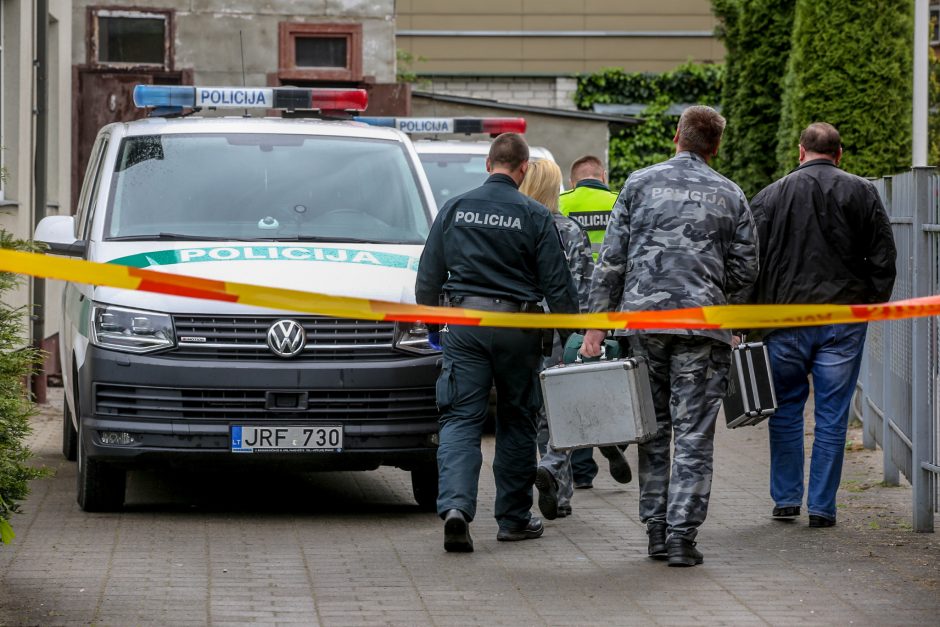 Nelaimė Kauno rajone: namo kieme rastas miręs vyras