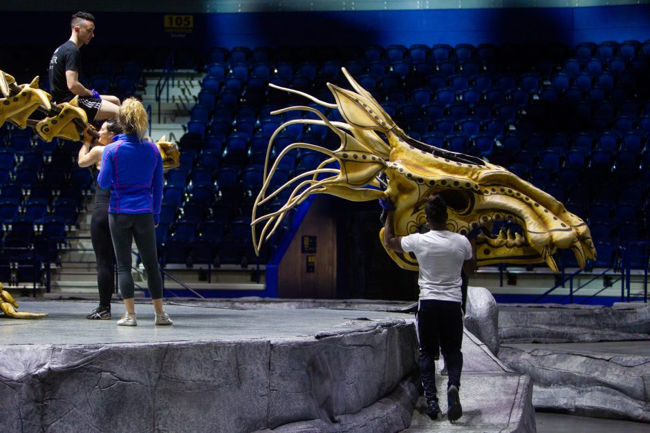„Siemens“ arenoje įsikūrusi „Cirque du Soleil“ trupė parodė užkulisius