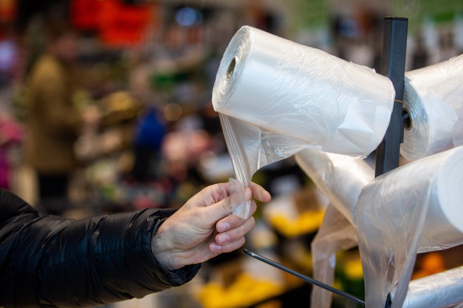 Draudžiant nemokamai dalyti plastiko maišelius, Vyriausybė siūlo numatyti alternatyvas