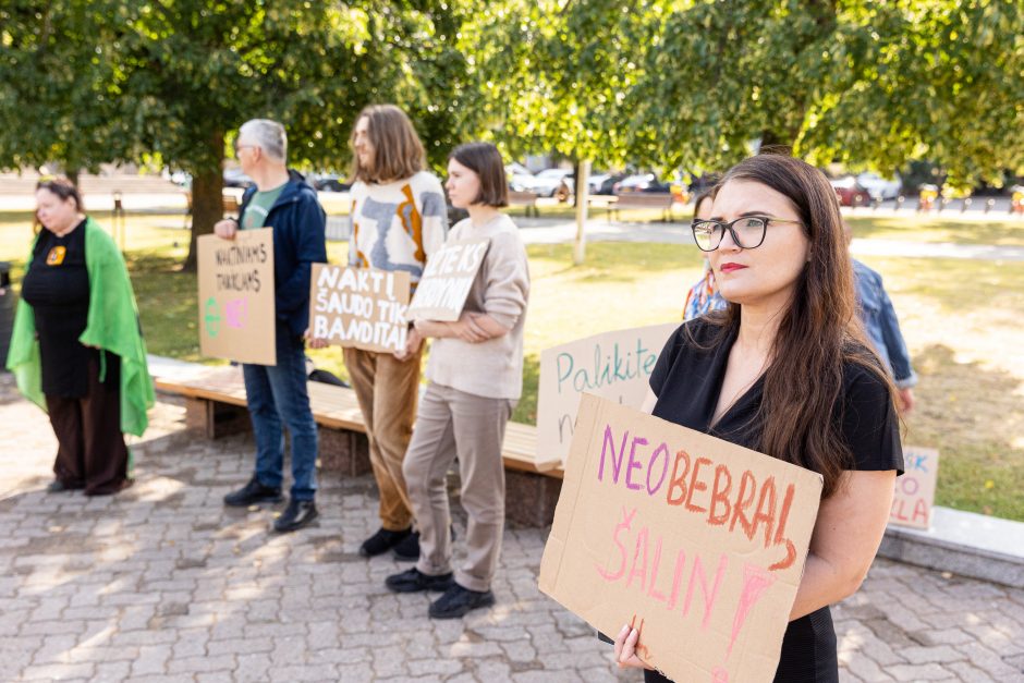 Protestas prie Seimo: naktinių taikiklių priešininkai sako – „Užteks skerdynių“