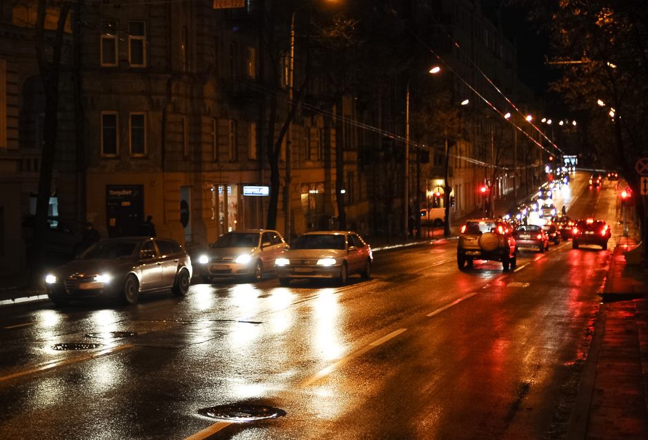 Naktį keliuose reikės saugotis plikledžio, eismą sunkins ir rūkas