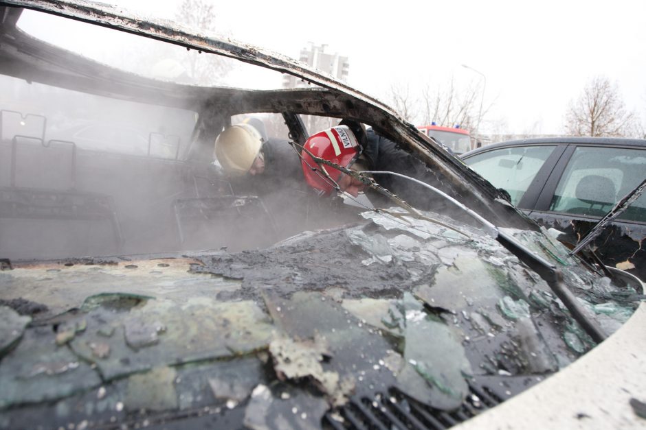 Vilniuje susprogdintas automobilis, Kėdainiuose – padegtas