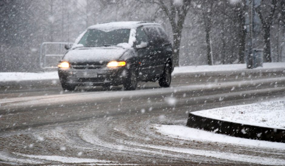 Rinkitės saugų greitį: rytų Lietuvoje dėl sniego yra slidžių kelių ruožų