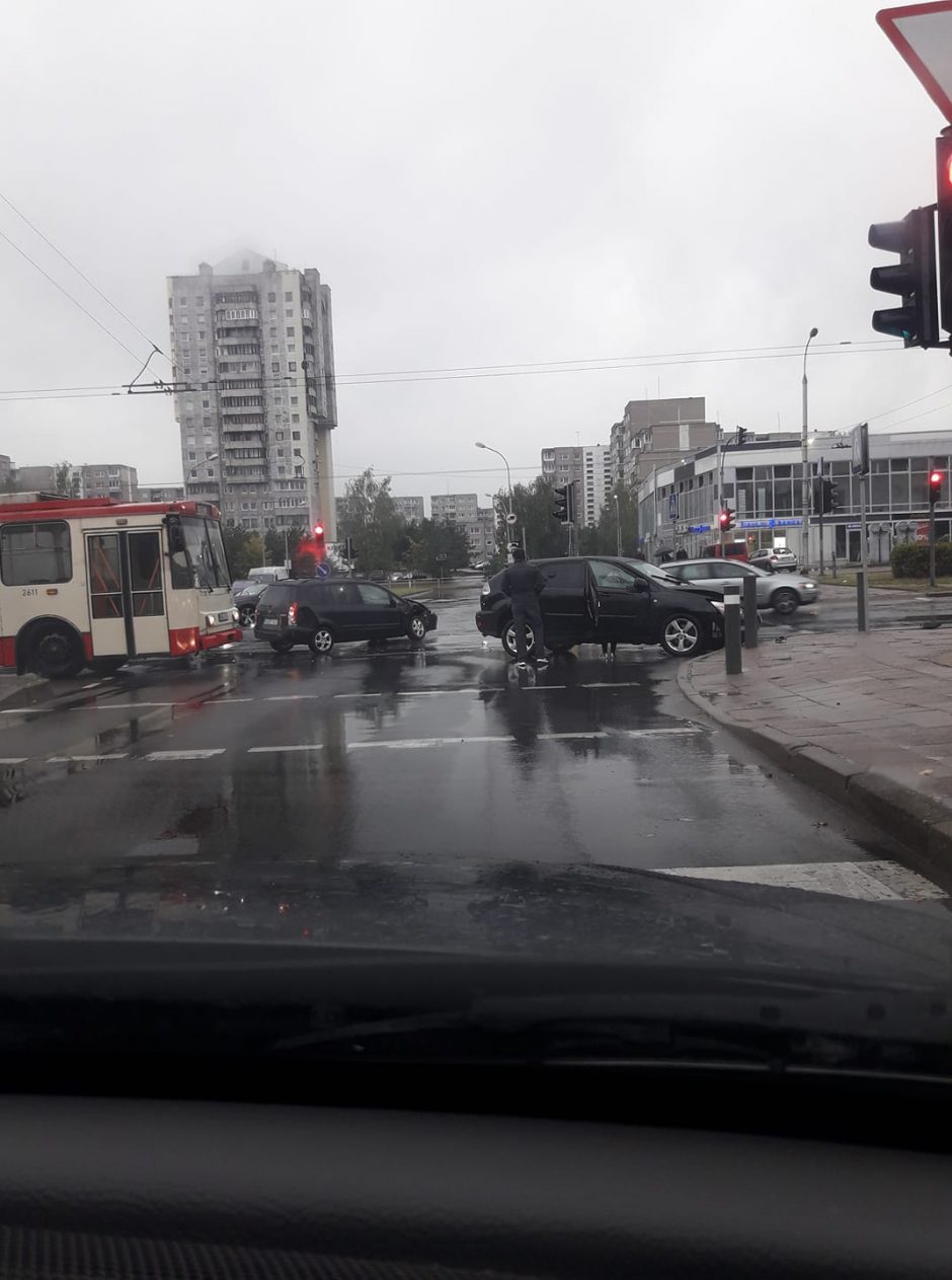 Vilniuje eismą rytą paralyžiavo masinės avarijos
