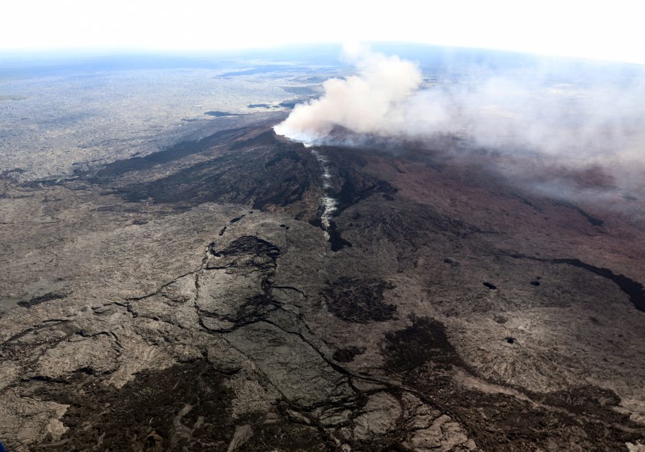 Havajus supurčius galingam žemės drebėjimui prabudo ugnikalnis