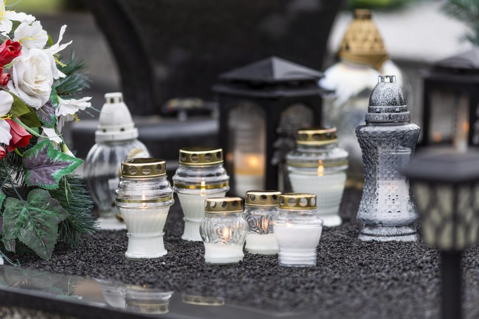 Šiemet pabrango ir kapų žvakės: prekybininkai jų parduoda mažiau