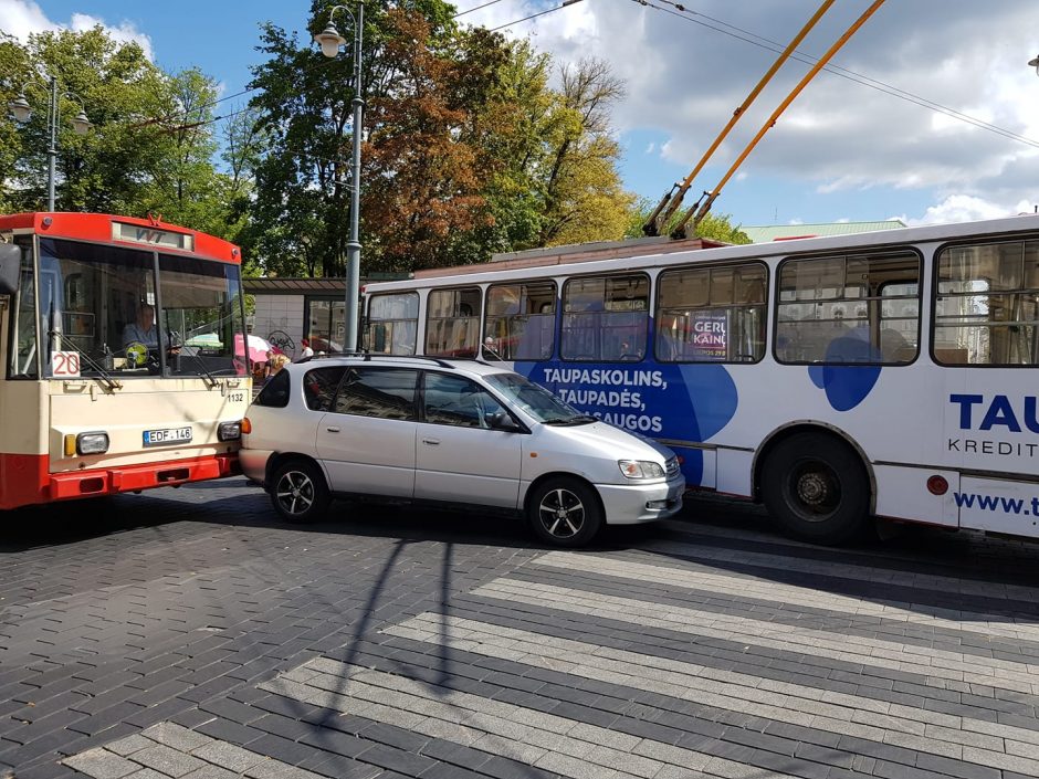 Dėl avarijos Vilniaus centre sustojo eismas