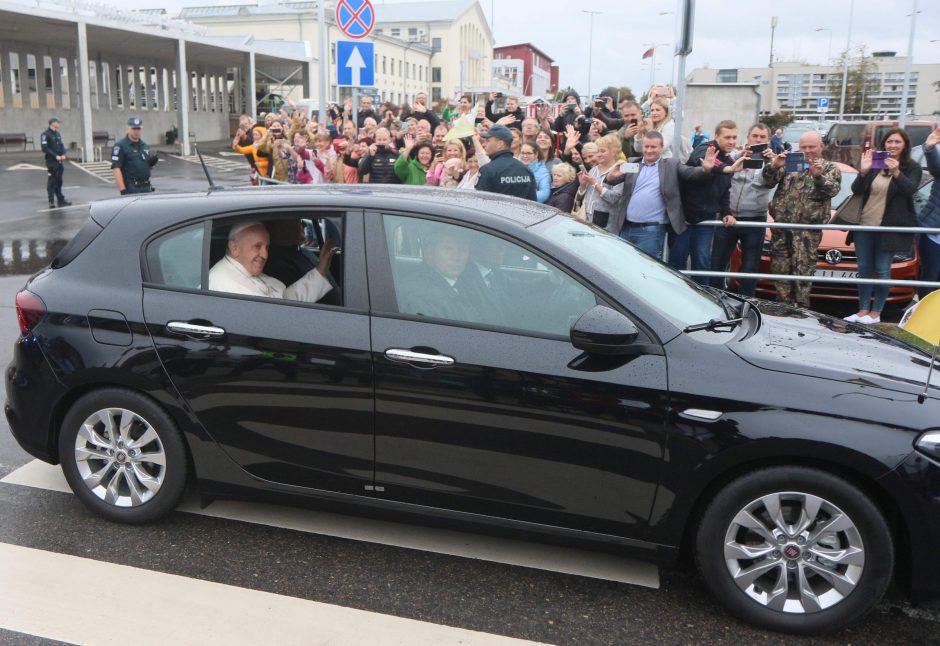 Paaiškėjo automobilio, kuriuo Lietuvoje keliavo popiežius, likimas