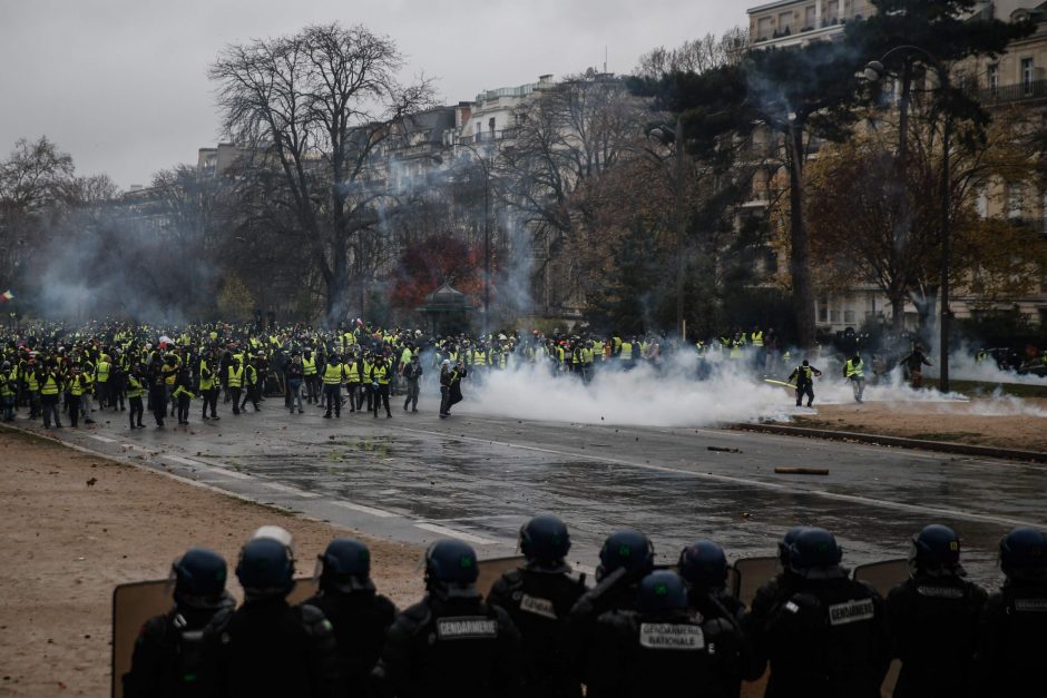 Paryžiuje per masines riaušes sužeisti 133 žmonės, šimtai areštuota