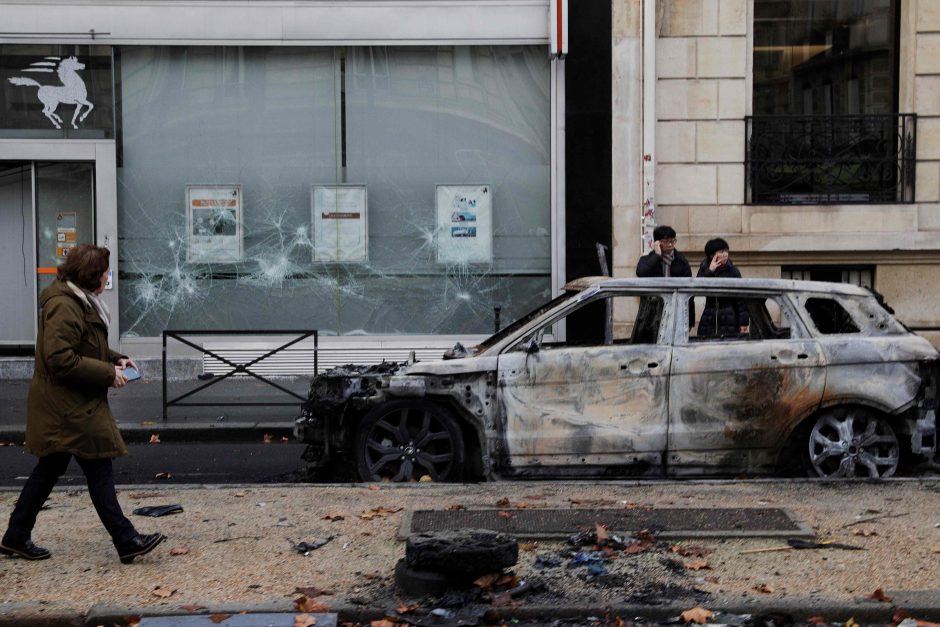 Paryžiuje per masines riaušes sužeisti 133 žmonės, šimtai areštuota