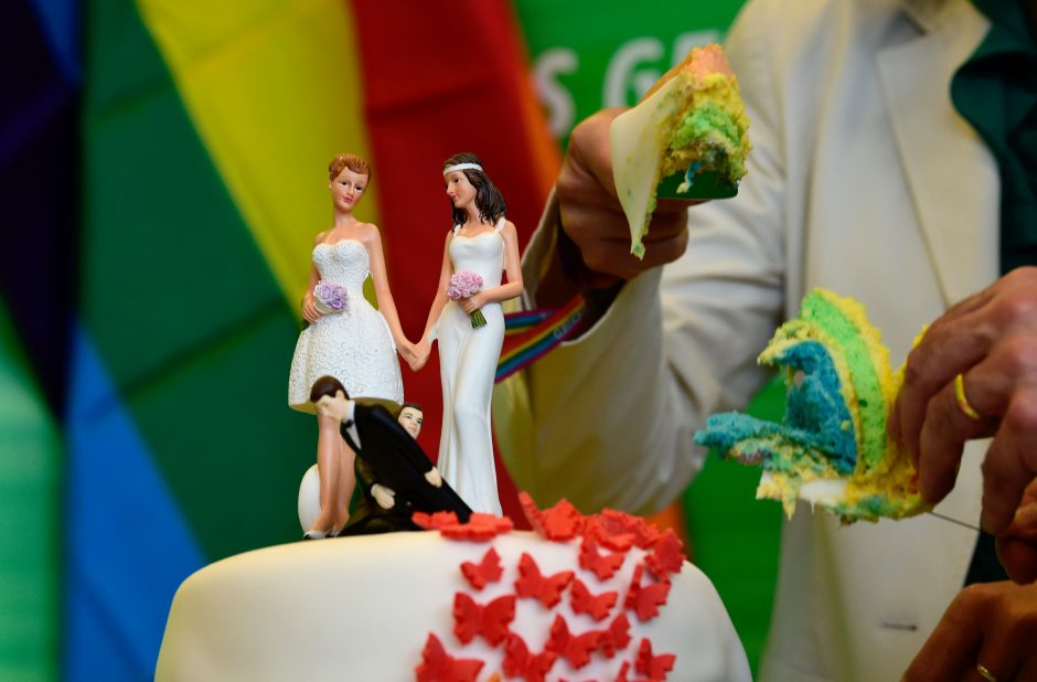 Lietuvoje bus leidžiama gyventi užsienyje susituokusiems gėjams