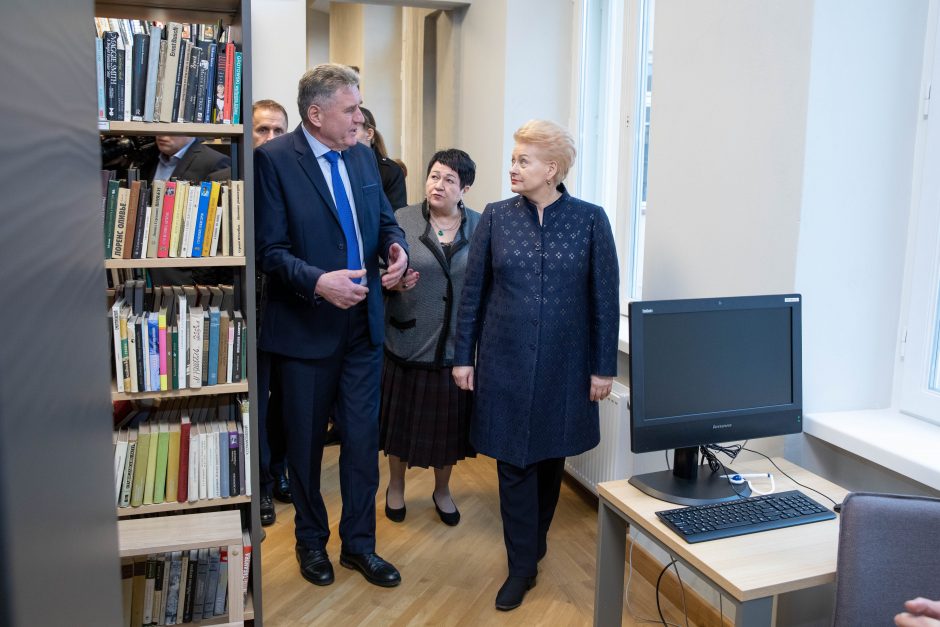 Atnaujintoje A. Mickevičiaus bibliotekoje prezidentė prisiminė vaikystę
