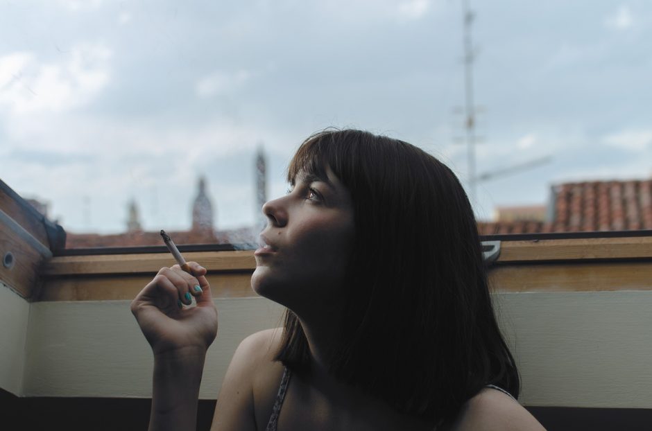 Bloga žinia rūkaliams: Seimas uždraudė rūkyti daugiabučių balkonuose