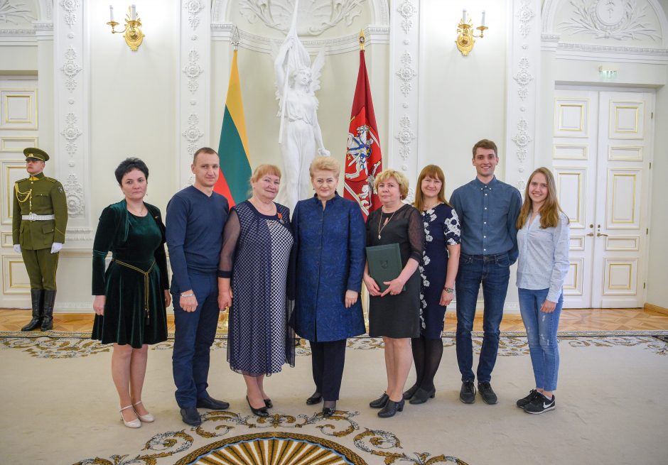 Prezidentė apdovanojo daugiavaikes mamas: didelės šeimos stiprina Lietuvą