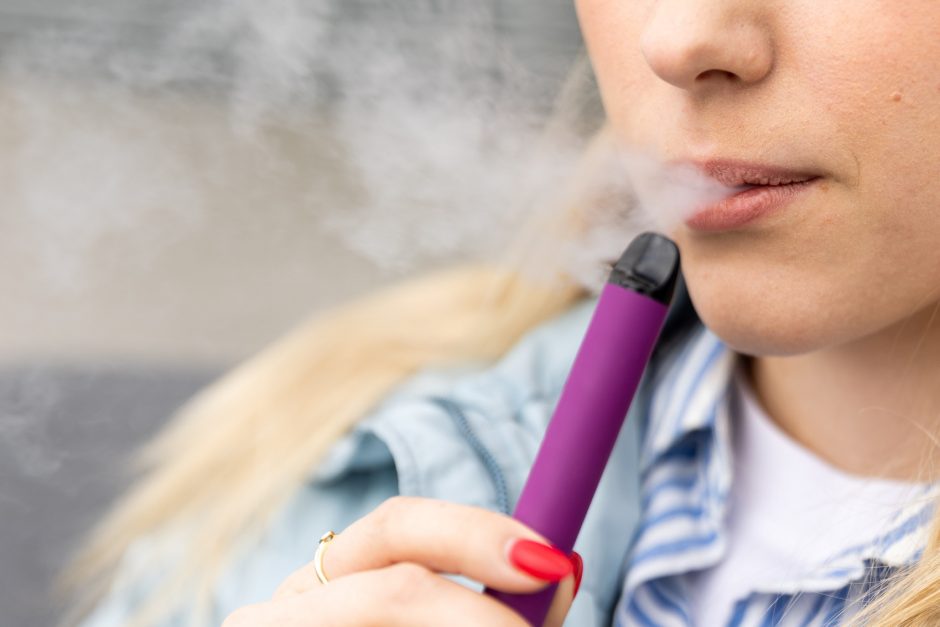 Seimas: prekiauti elektroninėmis cigaretėmis su aromatu galima iki liepos