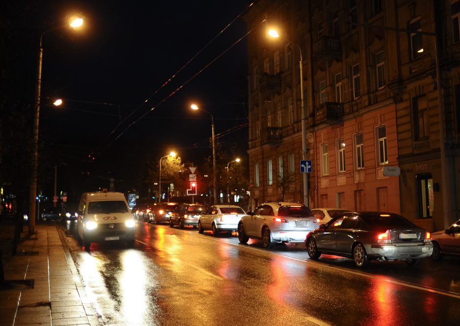 Svarbu vairuotojams: naktį keliuose reikės saugotis plikledžio