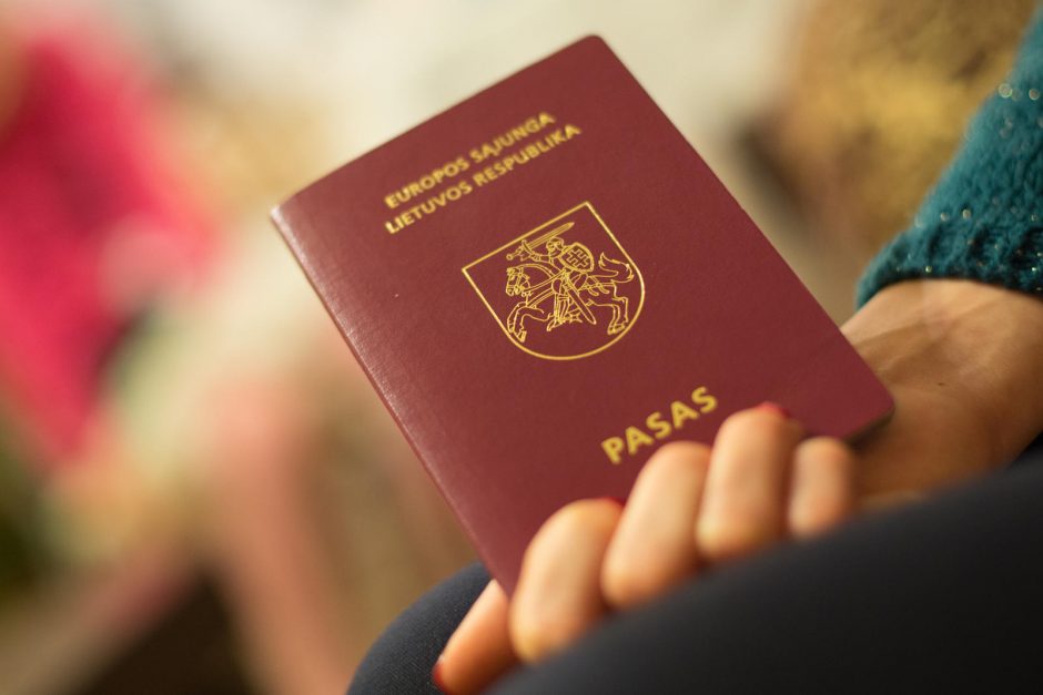 Pakeitimai dėl asmens dokumentų: naują pasą galėtų atsiųsti