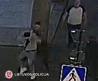 Vilniuje sumuštas jaunuolis (policija prašo atpažinti tris vyrus)