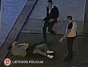 Vilniuje sumuštas jaunuolis (policija prašo atpažinti tris vyrus)