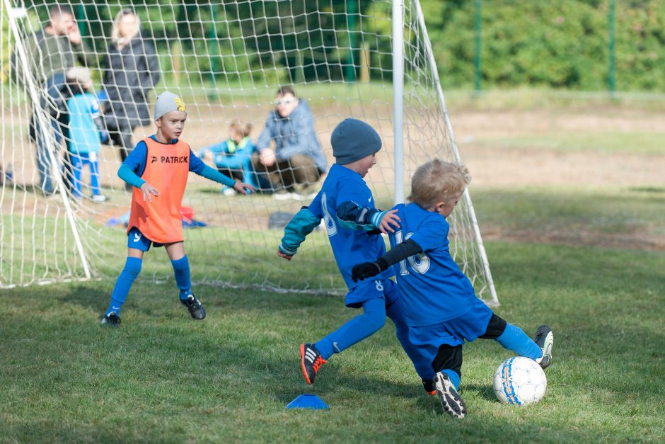 Sveikatinimas ar sargdinimas: pusnuogiai vaikai rytais sportuoja lauke