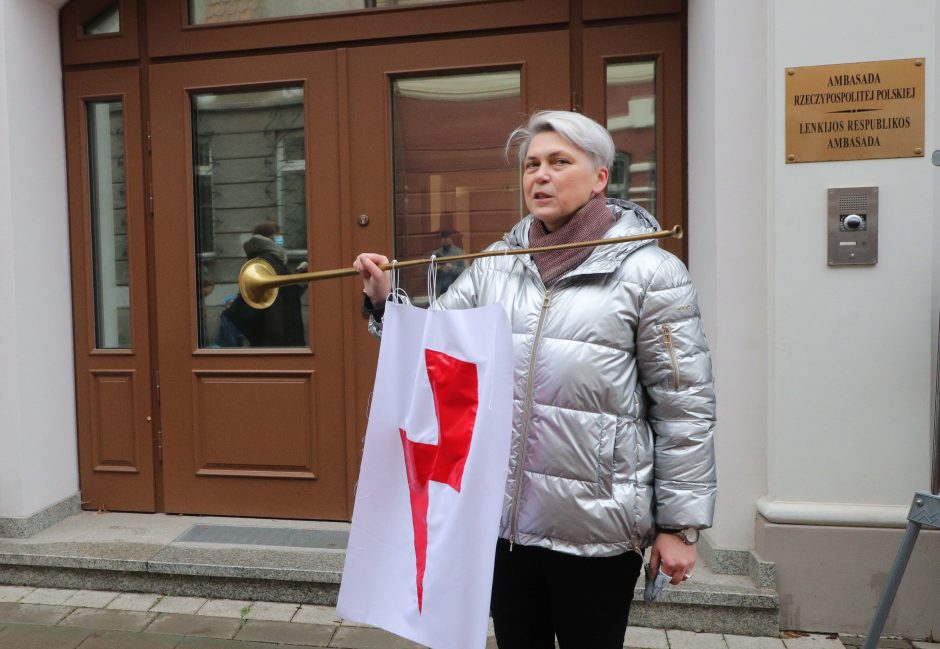 Moterų teisių gynėjai Lenkijos prezidentą pasitinka protesto akcija