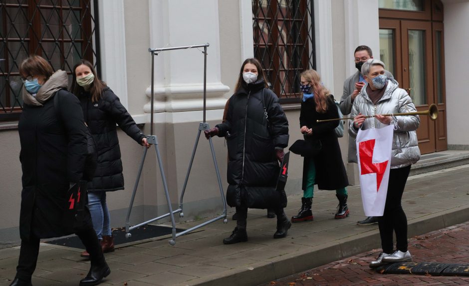 Moterų teisių gynėjai Lenkijos prezidentą pasitinka protesto akcija