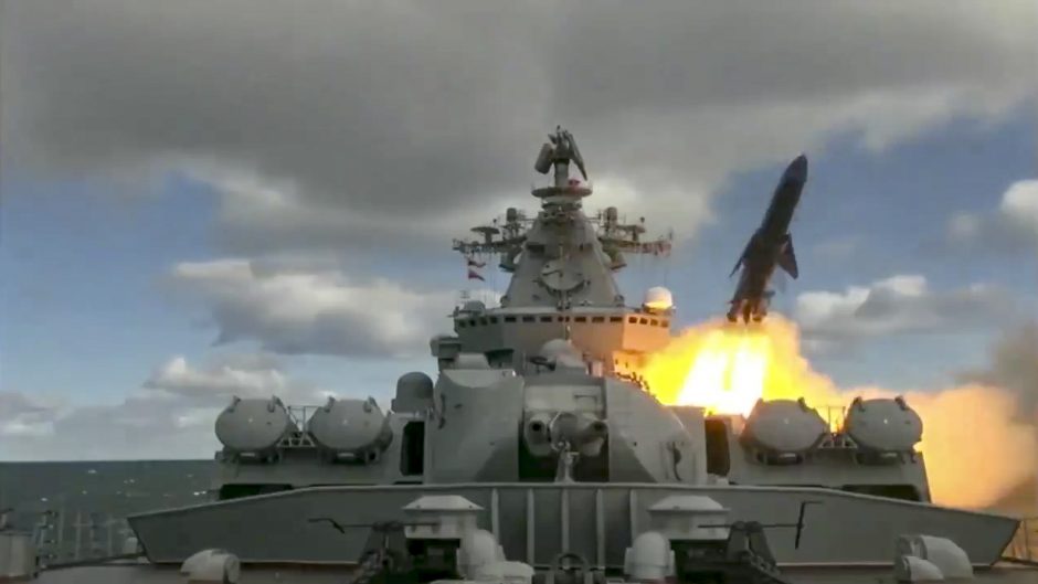 Rusijos karinis jūrų laivynas per pratybas pakėlė į orą dešimtis lėktuvų