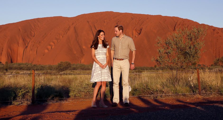 Williamas ir Kate prie Australijos Uluru uolos sulaukė tradicinio pasveikinimo