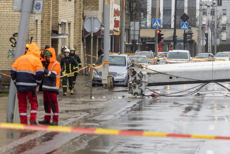 Sostinės Kauno gatvėje nukrito kranas