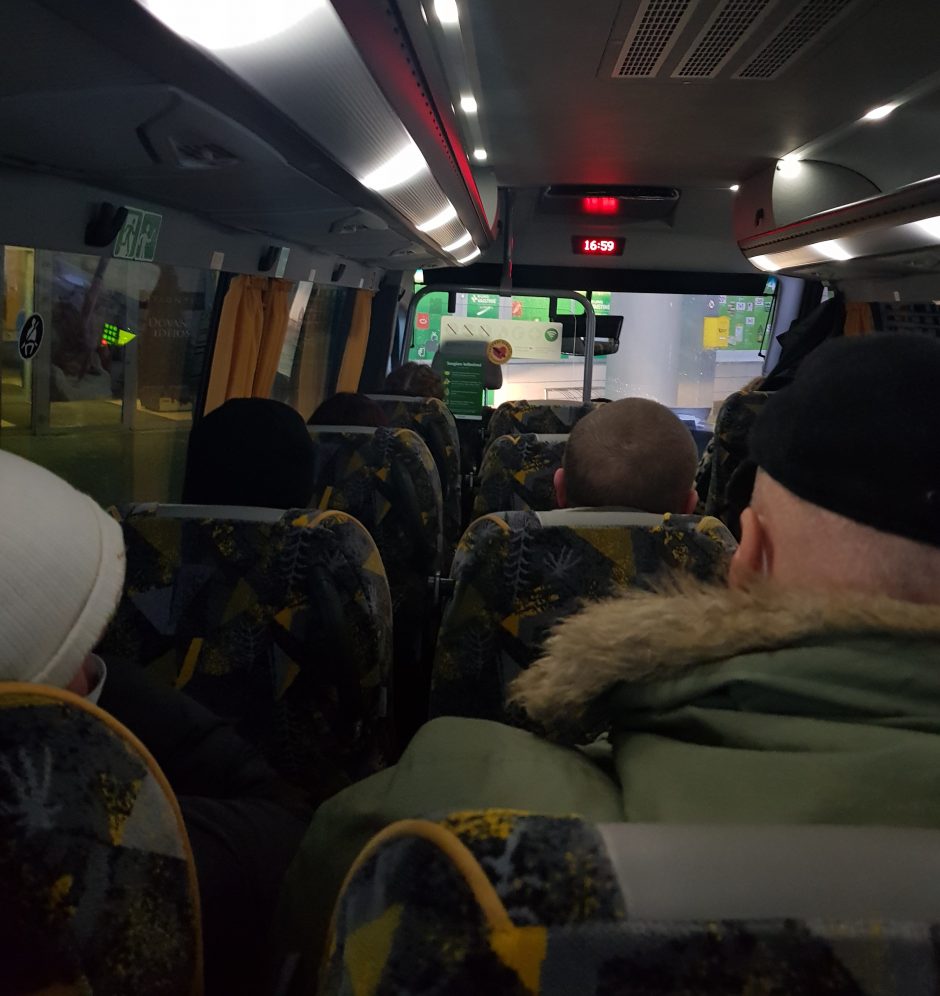 Karantinas nė motais: tarpmiestiniame autobuse keleivius vežė kaip šprotus skardinėje